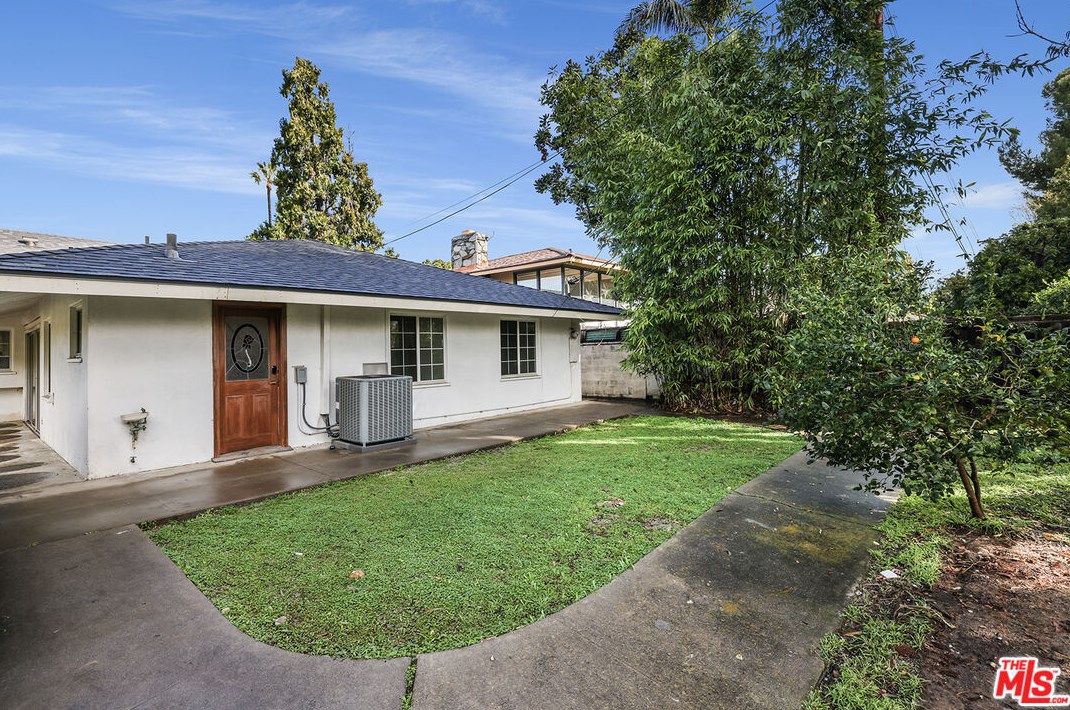 1216 Riv Ln, Santa Ana CA 92706-1425 exterior