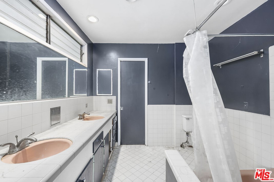 1216 Riv Ln, Santa Ana CA 92706-1425 exterior