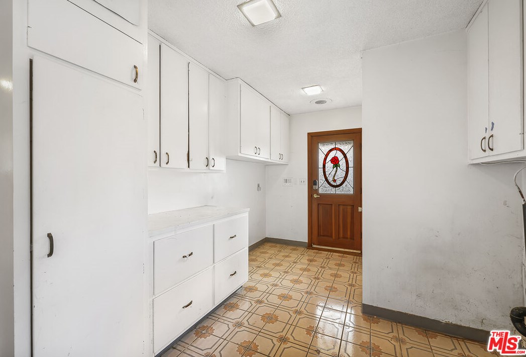 1216 Riv Ln, Santa Ana CA 92706-1425 exterior