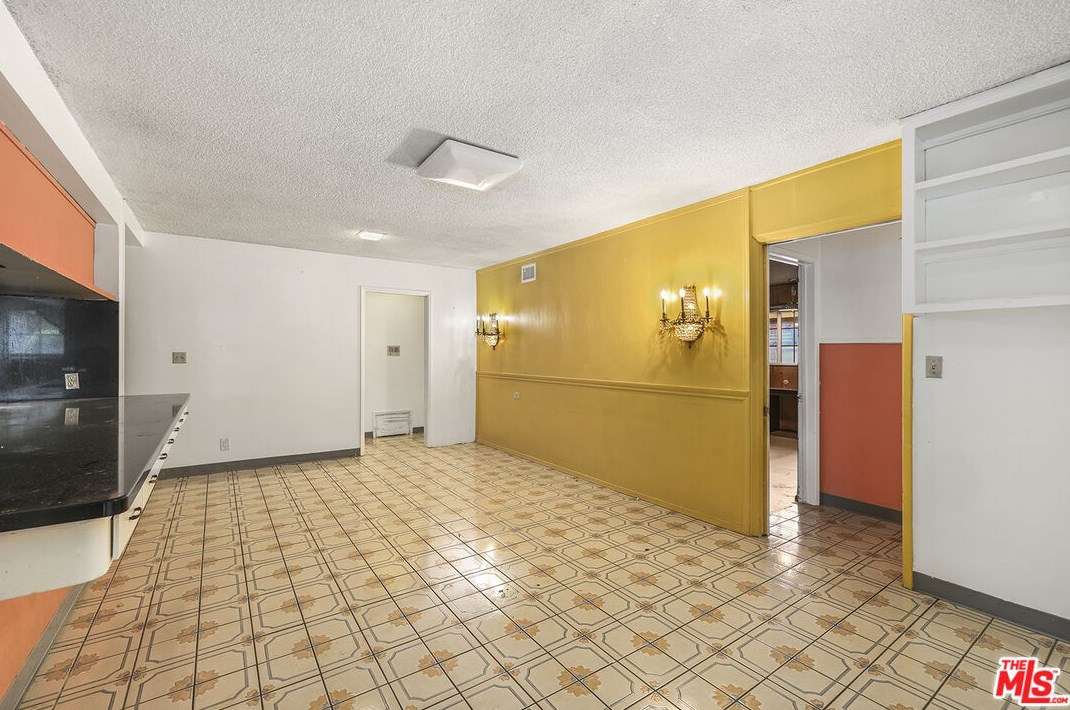 1216 Riv Ln, Santa Ana CA 92706-1425 exterior