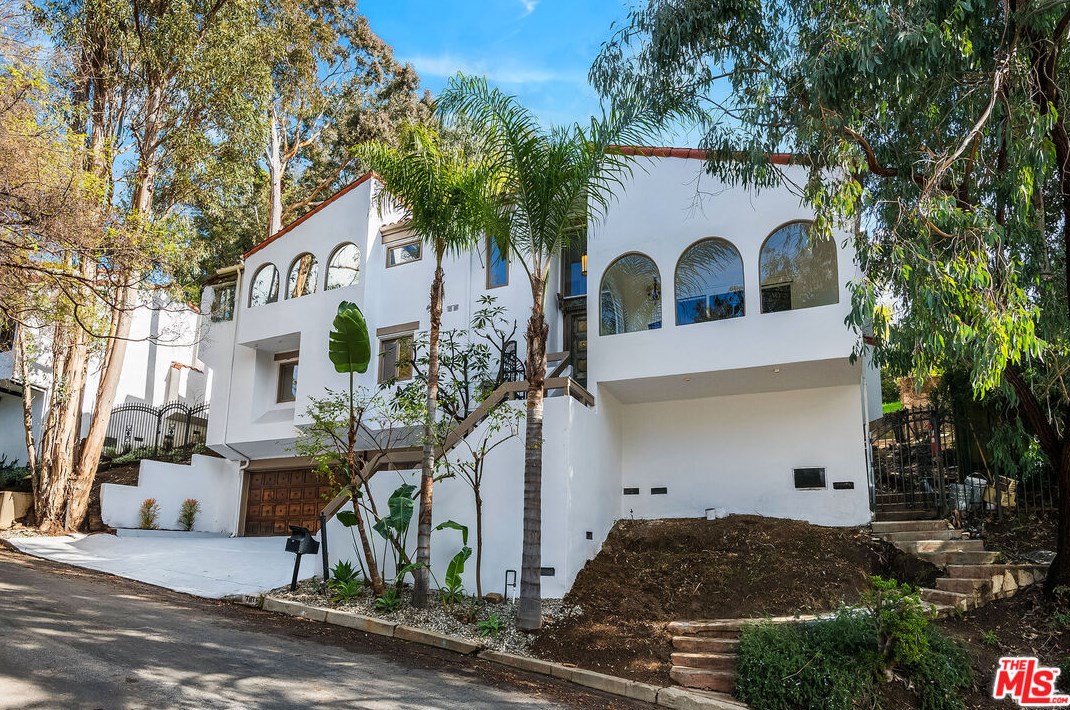 3016 Hollycrest Dr, Los Angeles, CA 90068-1802