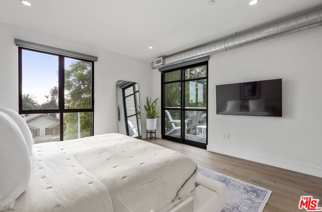 1960 Corinth Ave, Los Angeles CA  90025-5511 exterior