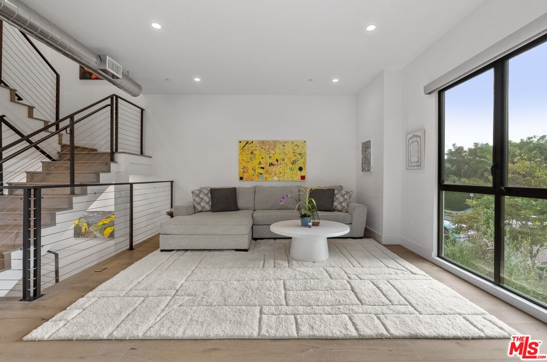 1960 Corinth Ave, Los Angeles CA  90025-5511 exterior