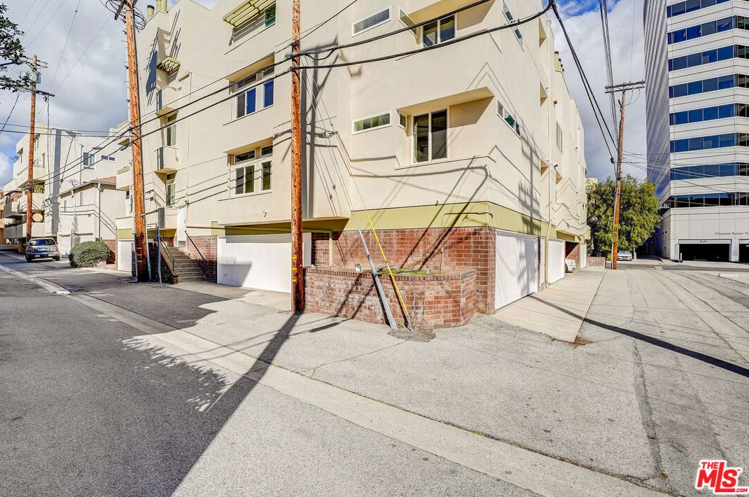 1175 Amherst Ave, Los Angeles CA  90049-5871 exterior