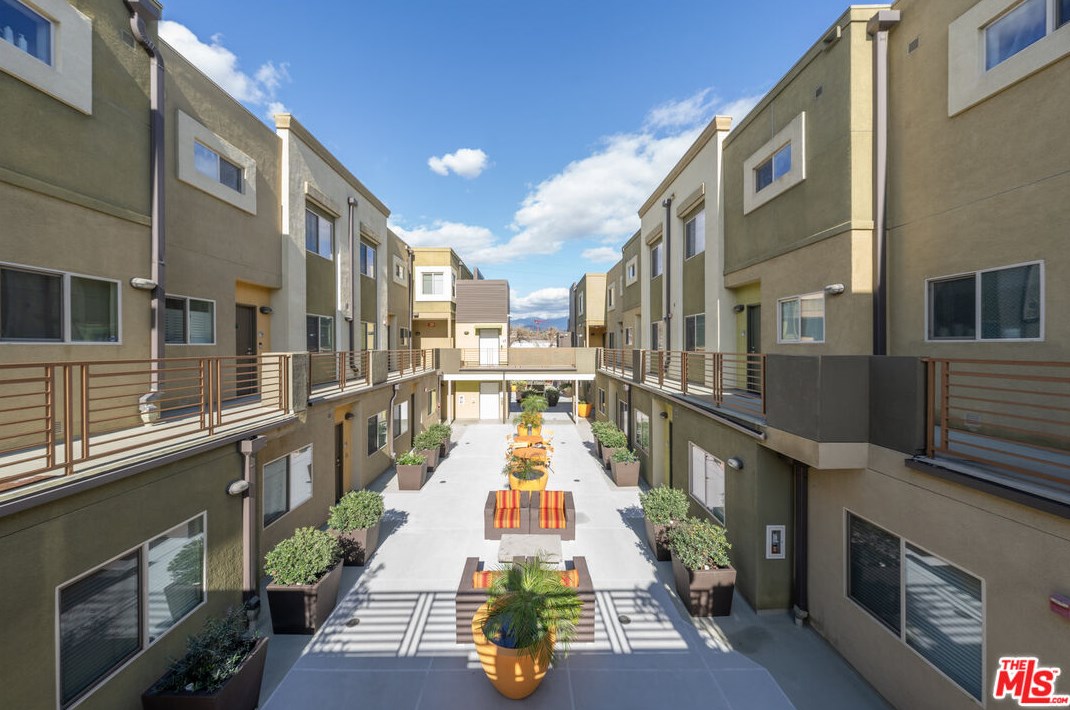 2980 Ripple Pl #104, Los Angeles, CA 90039