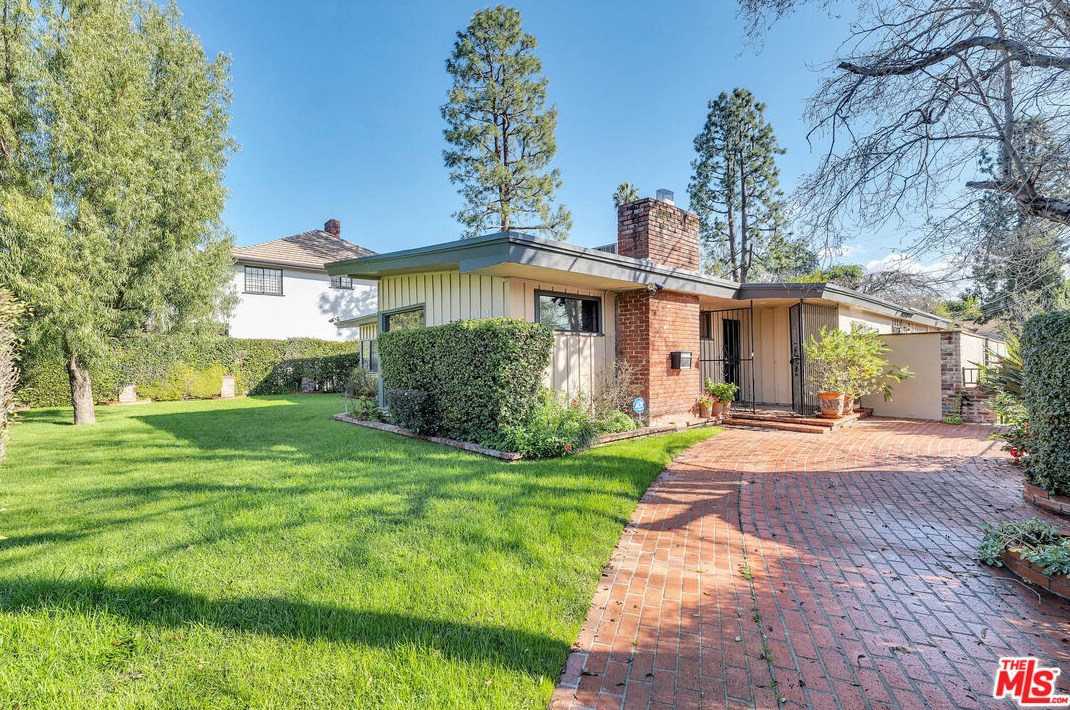 5504 Allott Ave, Van Nuys, CA 91401-5221