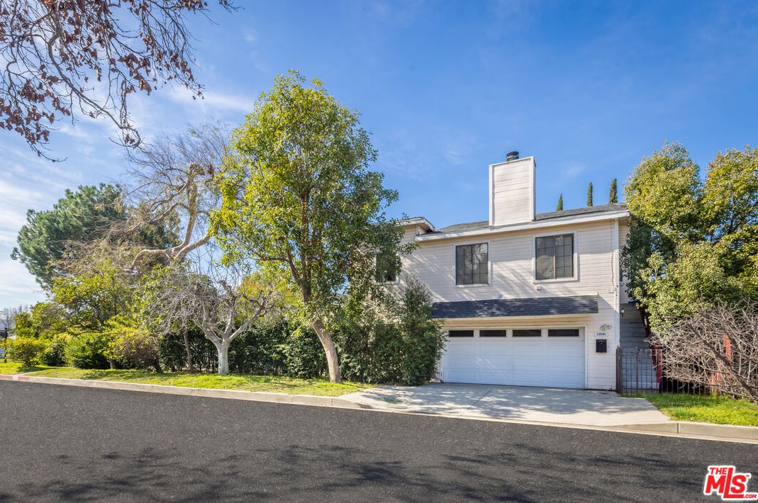 13541 Chandler Blvd, Van Nuys, CA 91401-5236