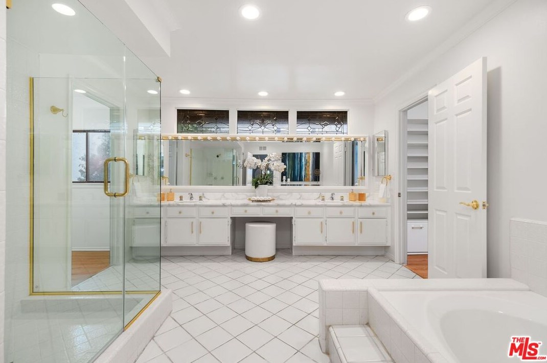 3009 Nicada Dr, Los Angeles CA  90077-2027 exterior
