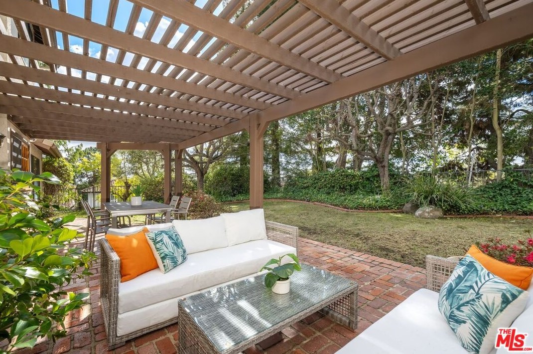 3009 Nicada Dr, Los Angeles CA  90077-2027 exterior