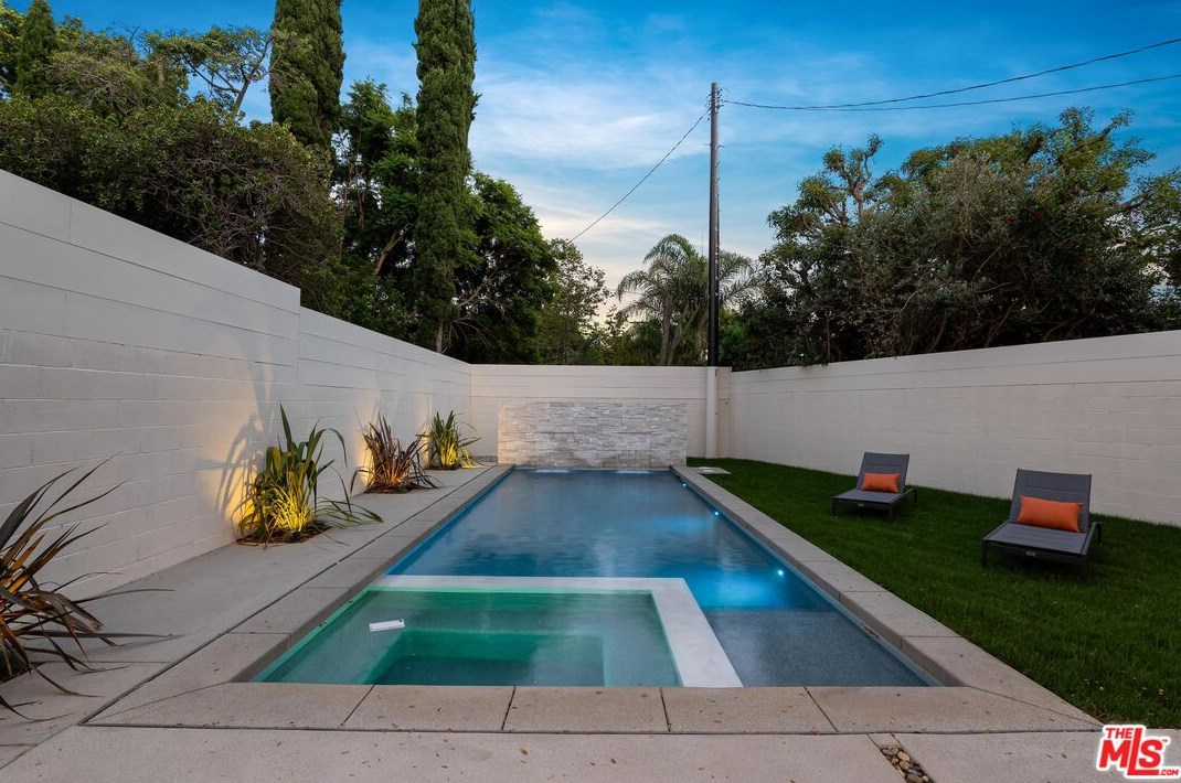 11850 Park Ave, Los Angeles CA  90066-4622 exterior