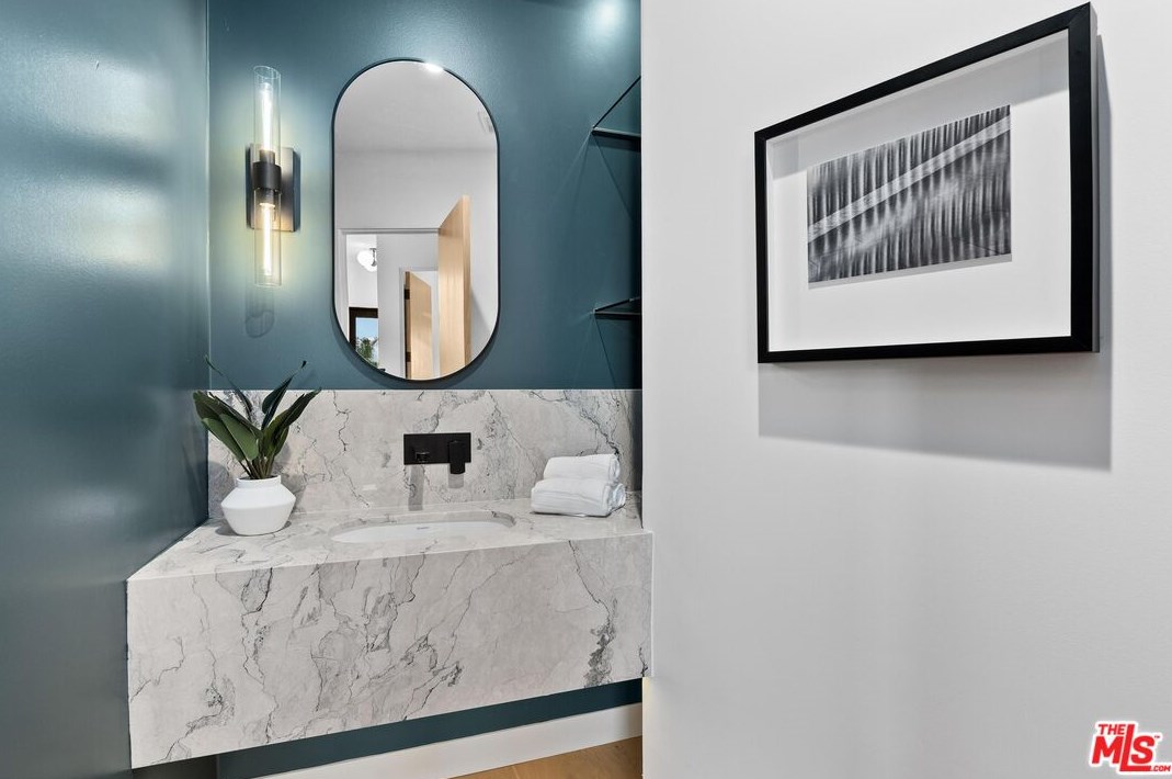 11850 Park Ave, Los Angeles CA  90066-4622 exterior