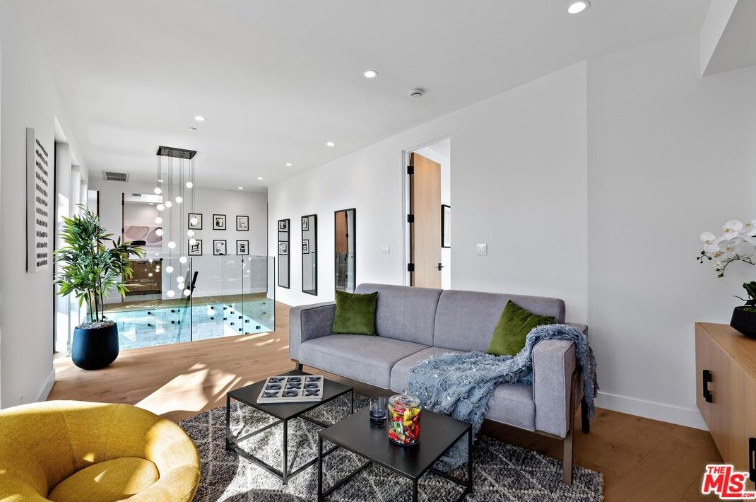 11850 Park Ave, Los Angeles CA  90066-4622 exterior