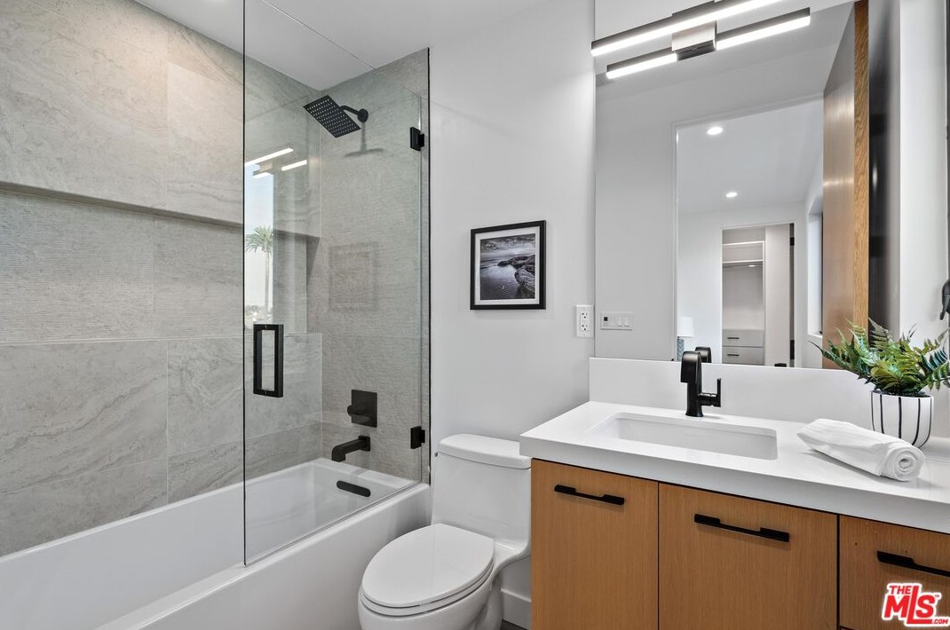 11850 Park Ave, Los Angeles CA  90066-4622 exterior