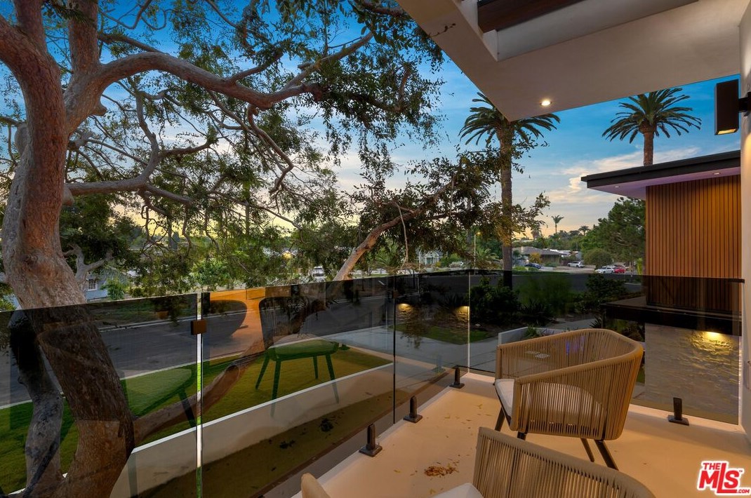 11850 Park Ave, Los Angeles CA  90066-4622 exterior