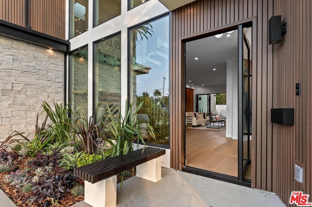 11850 Park Ave, Los Angeles CA  90066-4622 exterior