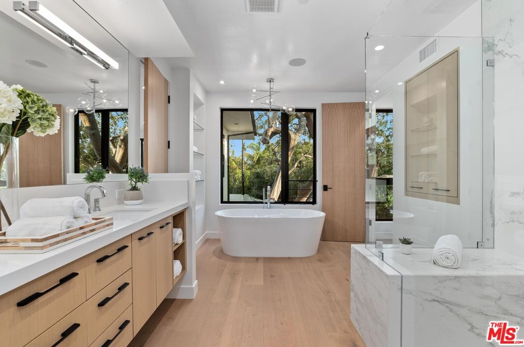 11850 Park Ave, Los Angeles CA  90066-4622 exterior