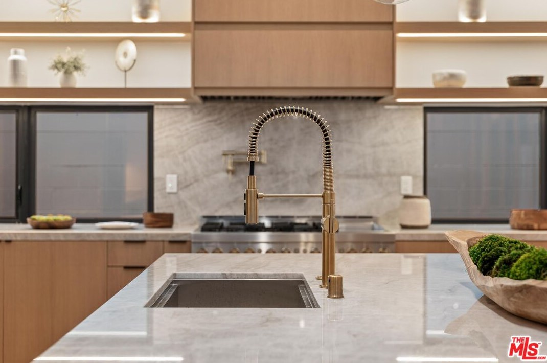 11850 Park Ave, Los Angeles CA  90066-4622 exterior