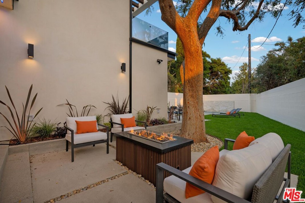 11850 Park Ave, Los Angeles CA  90066-4622 exterior