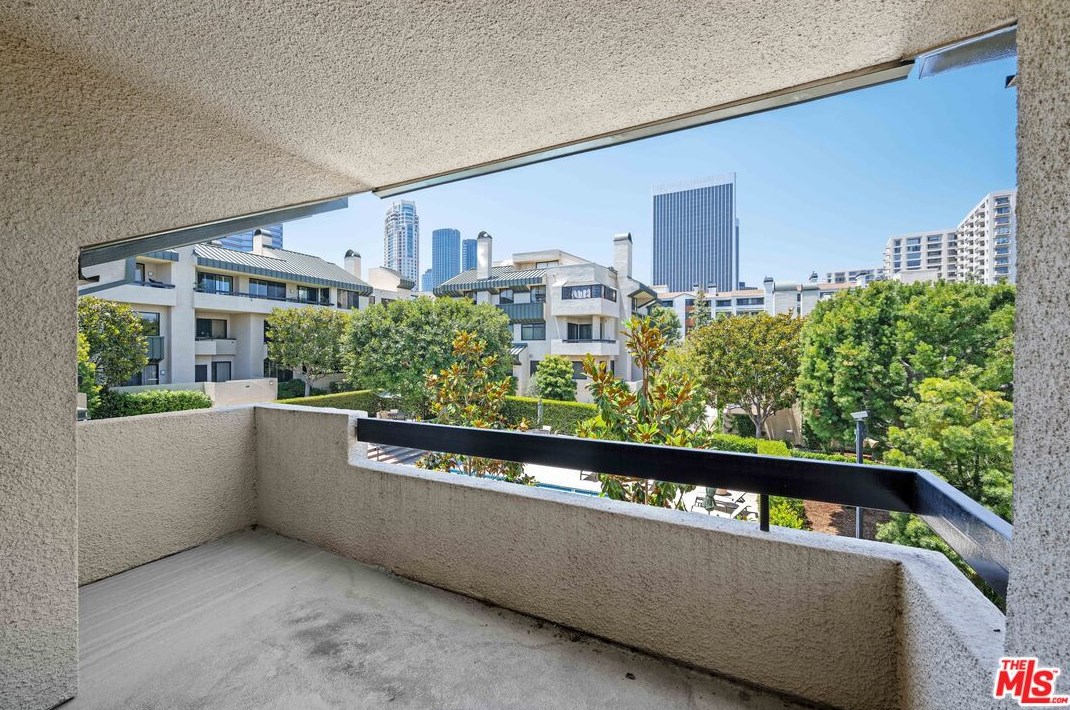 2176 Century Hl, Los Angeles CA  90067-3501 exterior