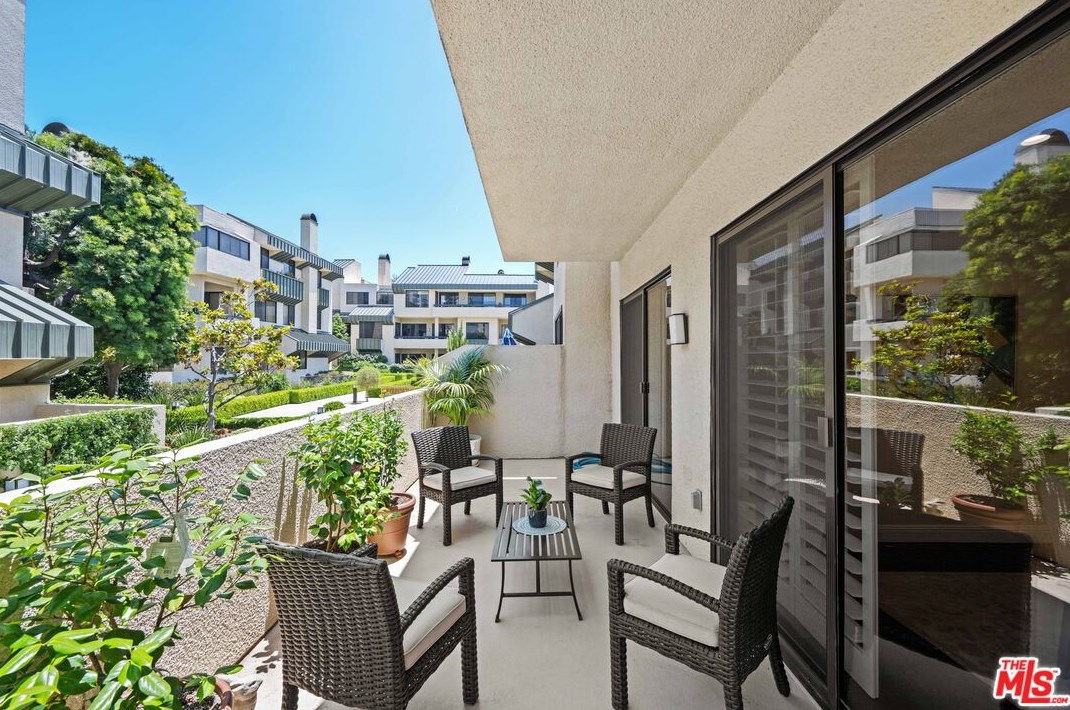 2176 Century Hl, Los Angeles CA  90067-3501 exterior