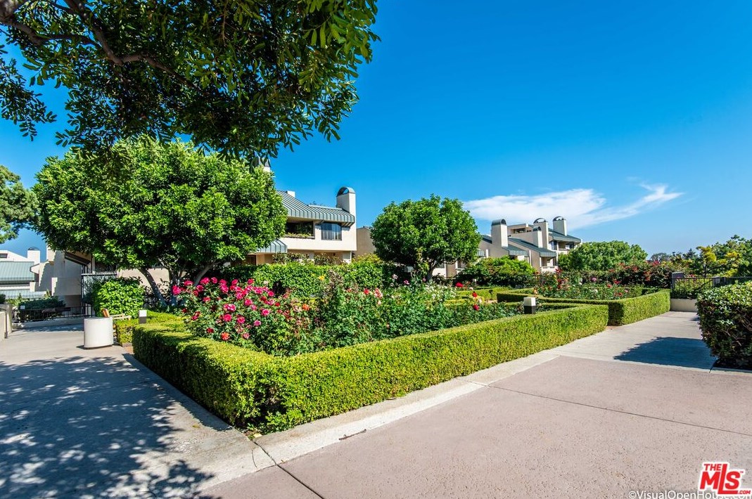 2176 Century Hl, Los Angeles CA  90067-3501 exterior