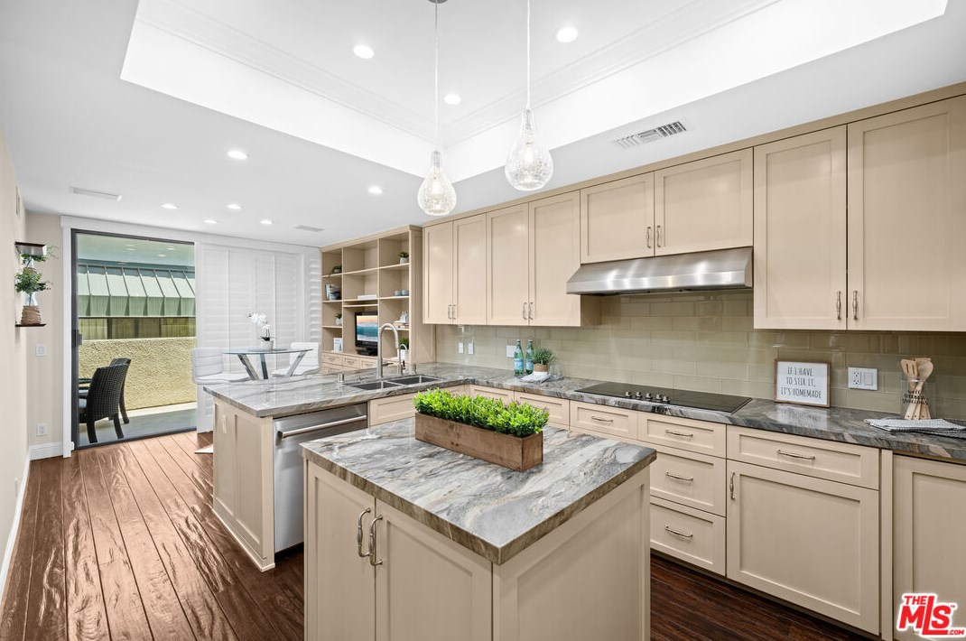 2176 Century Hl, Los Angeles CA  90067-3501 exterior