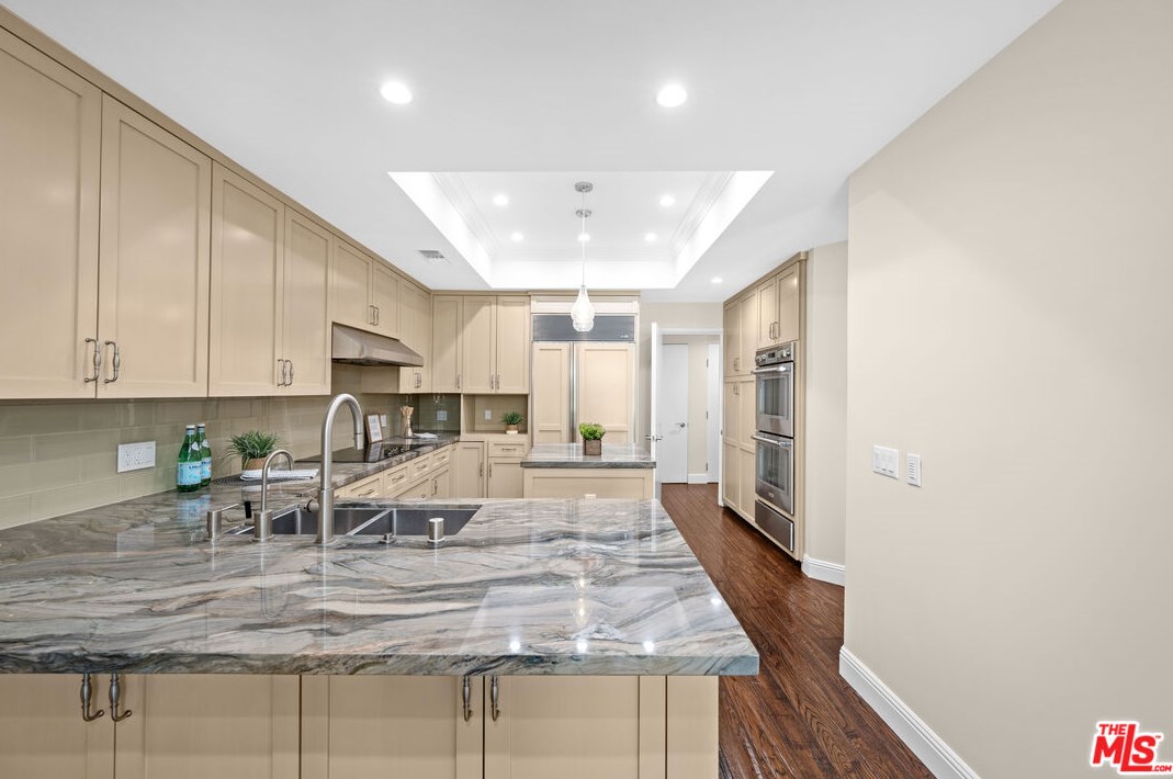 2176 Century Hl, Los Angeles CA  90067-3501 exterior