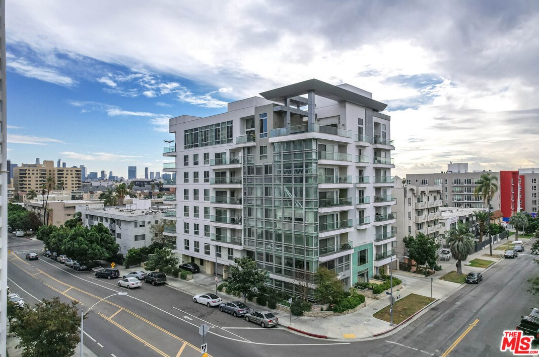 702 Serrano Ave, Los Angeles CA  90005-7203 exterior