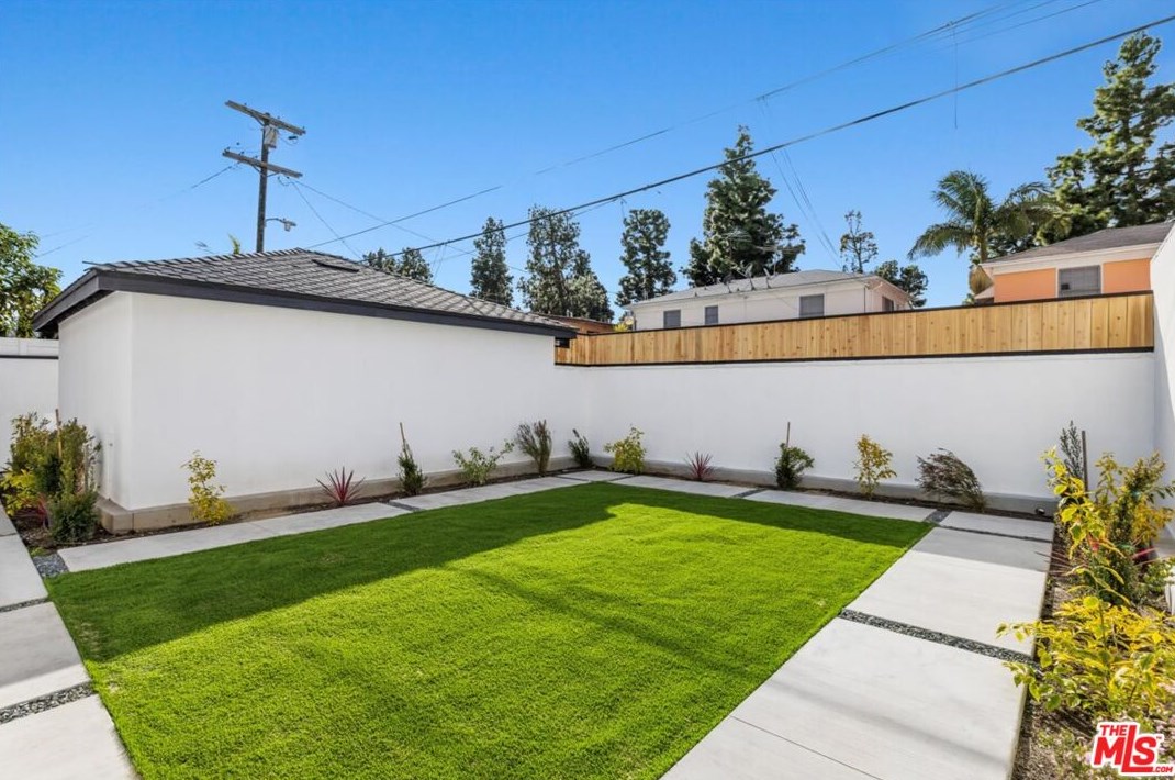 4223 Edgehill Dr, Los Angeles CA  90008-4509 exterior