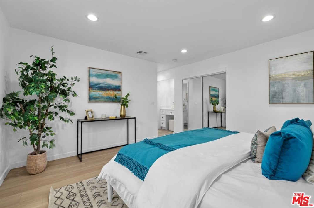 4223 Edgehill Dr, Los Angeles CA  90008-4509 exterior
