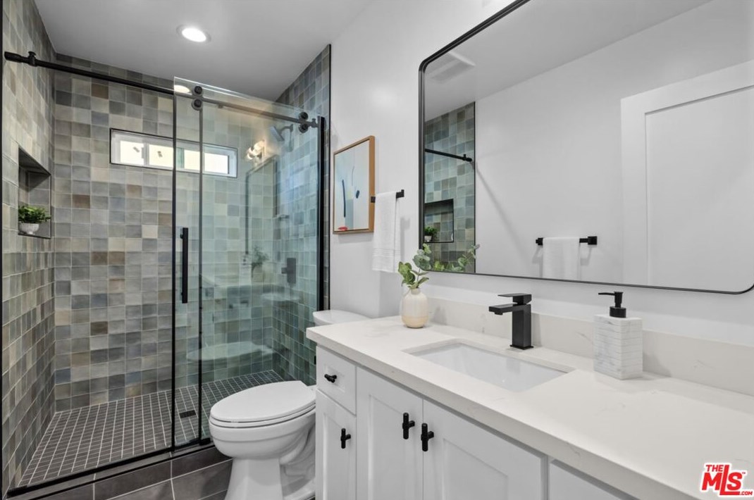 4223 Edgehill Dr, Los Angeles CA  90008-4509 exterior