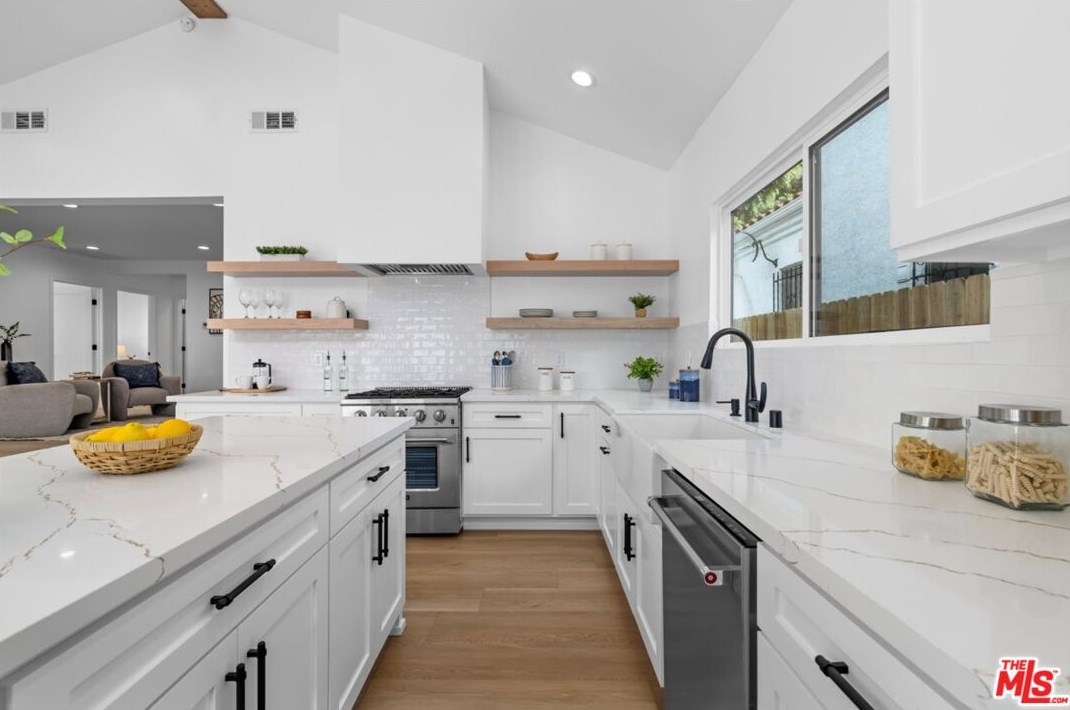 4223 Edgehill Dr, Los Angeles CA  90008-4509 exterior