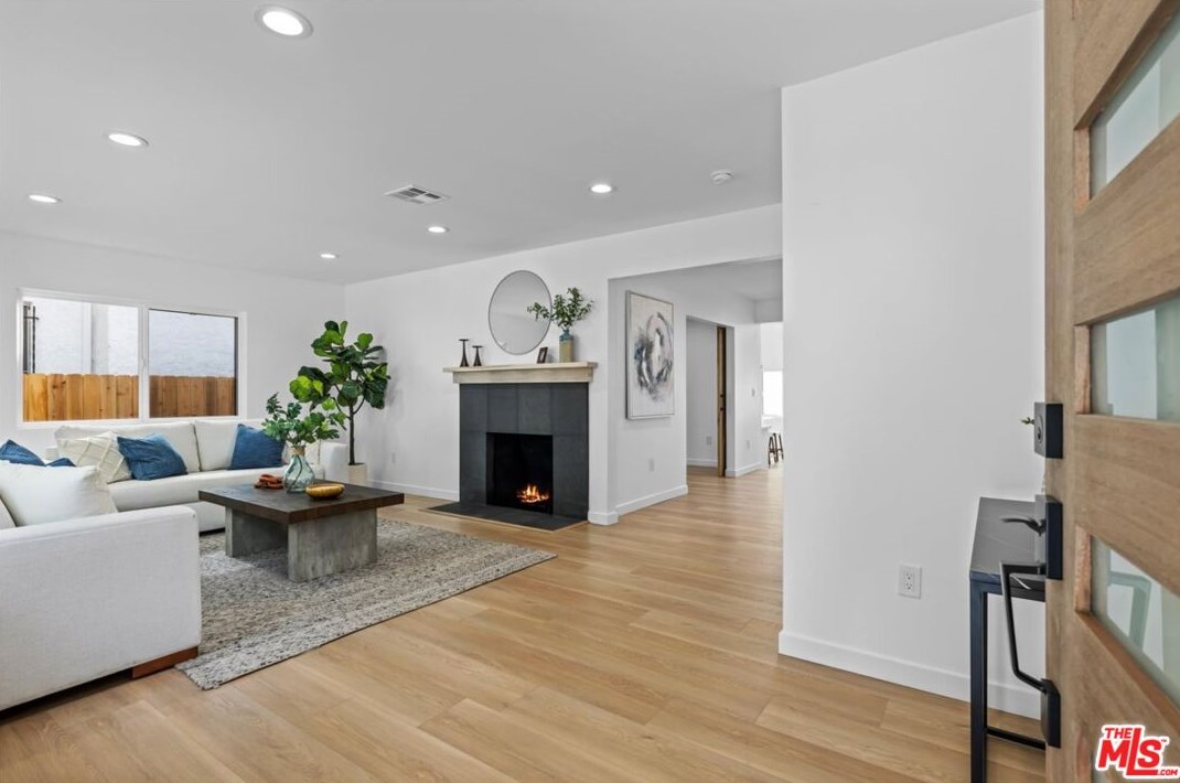 4223 Edgehill Dr, Los Angeles CA  90008-4509 exterior