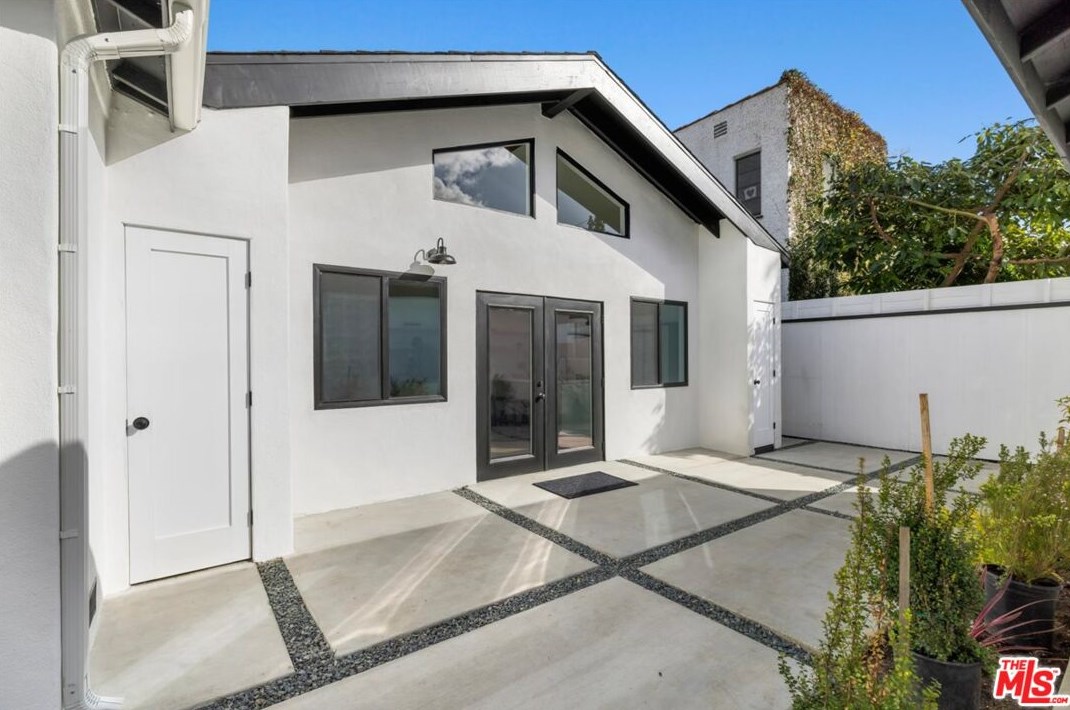 4223 Edgehill Dr, Los Angeles CA  90008-4509 exterior