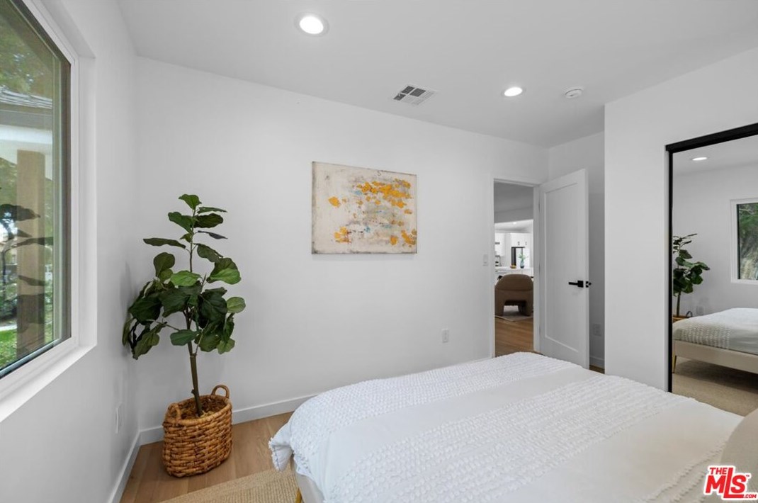 4223 Edgehill Dr, Los Angeles CA  90008-4509 exterior