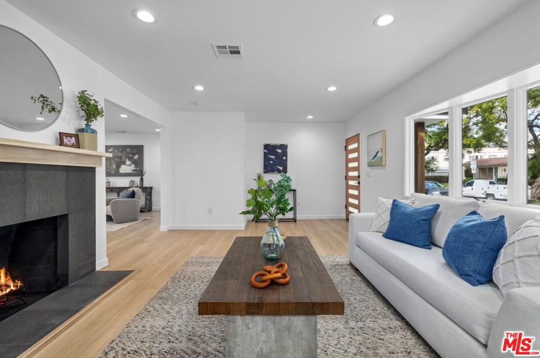 4223 Edgehill Dr, Los Angeles CA  90008-4509 exterior