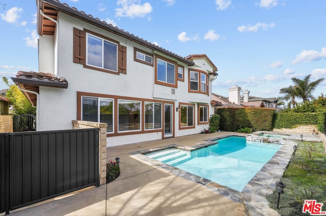 1575 Applefield St, Thousand Oaks CA  91320-5996 exterior