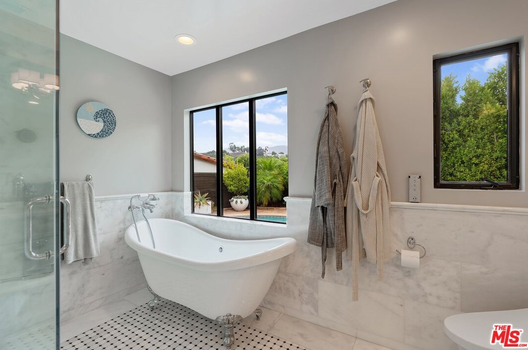 6331 Quebec Dr, Los Angeles CA  90068-2831 exterior