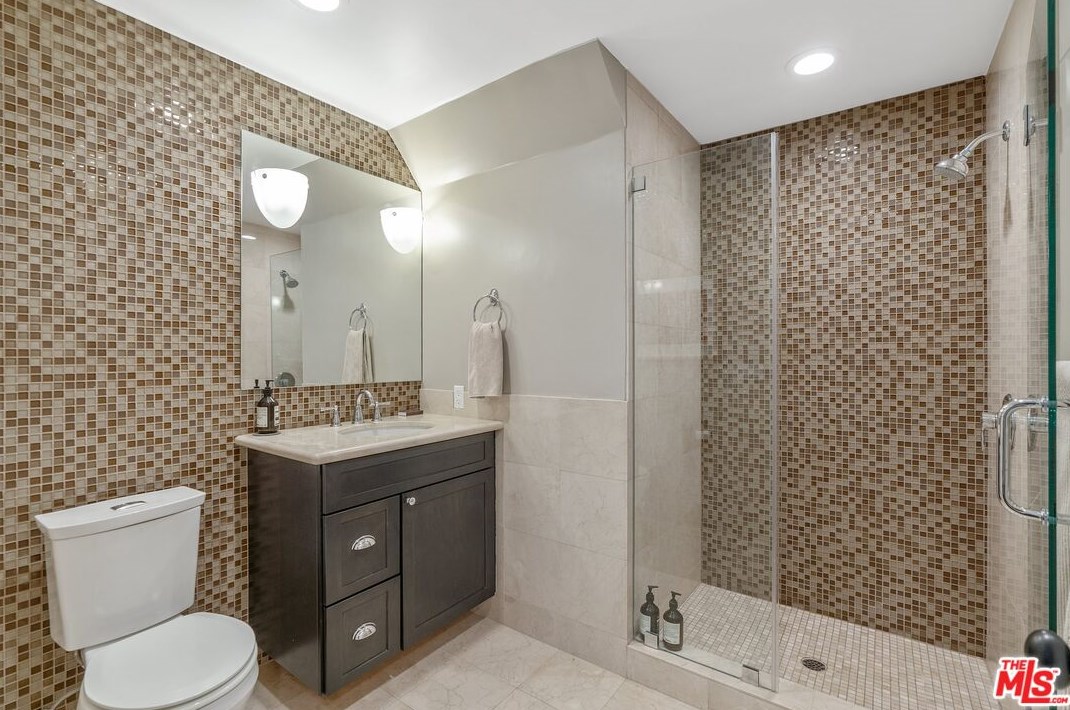 6331 Quebec Dr, Los Angeles CA  90068-2831 exterior