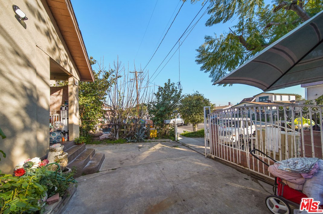 1343 59th Pl, Los Angeles, CA 90001-1211