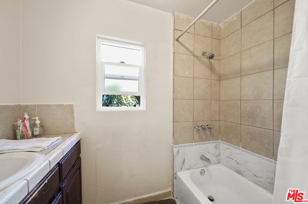 1343 59th Pl, Los Angeles CA  90001-1211 exterior