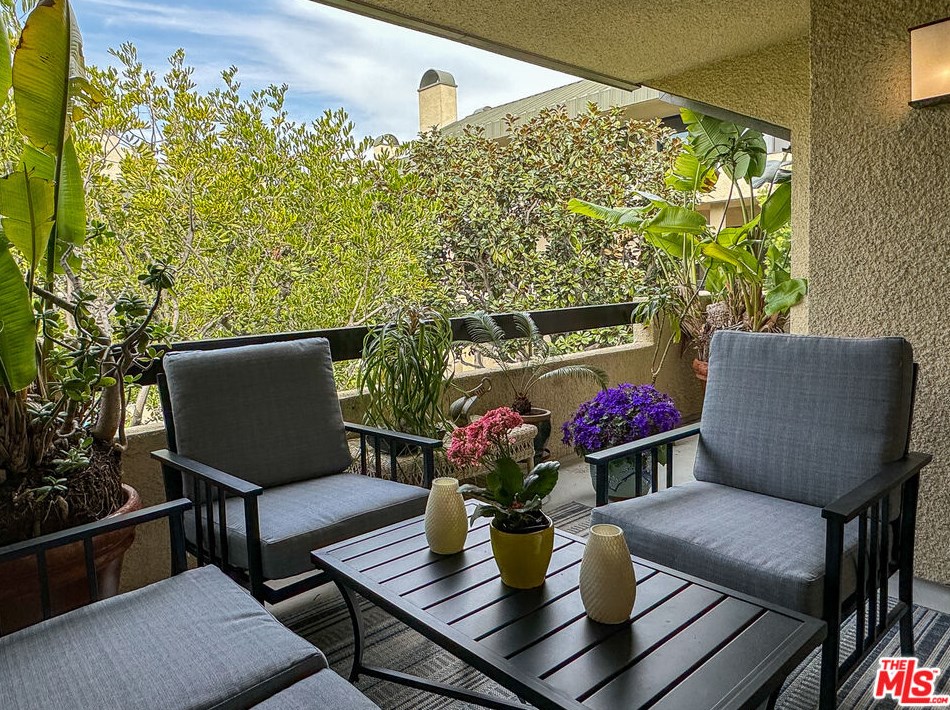 2393 Century Hl, Los Angeles CA  90067-3508 exterior