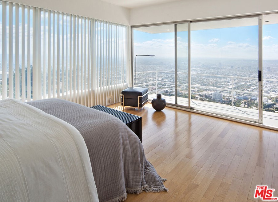 1880 Blue Heights Dr, Los Angeles CA  90069-1302 exterior
