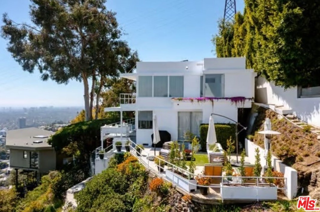 1880 Blue Heights Dr, Los Angeles CA  90069-1302 exterior