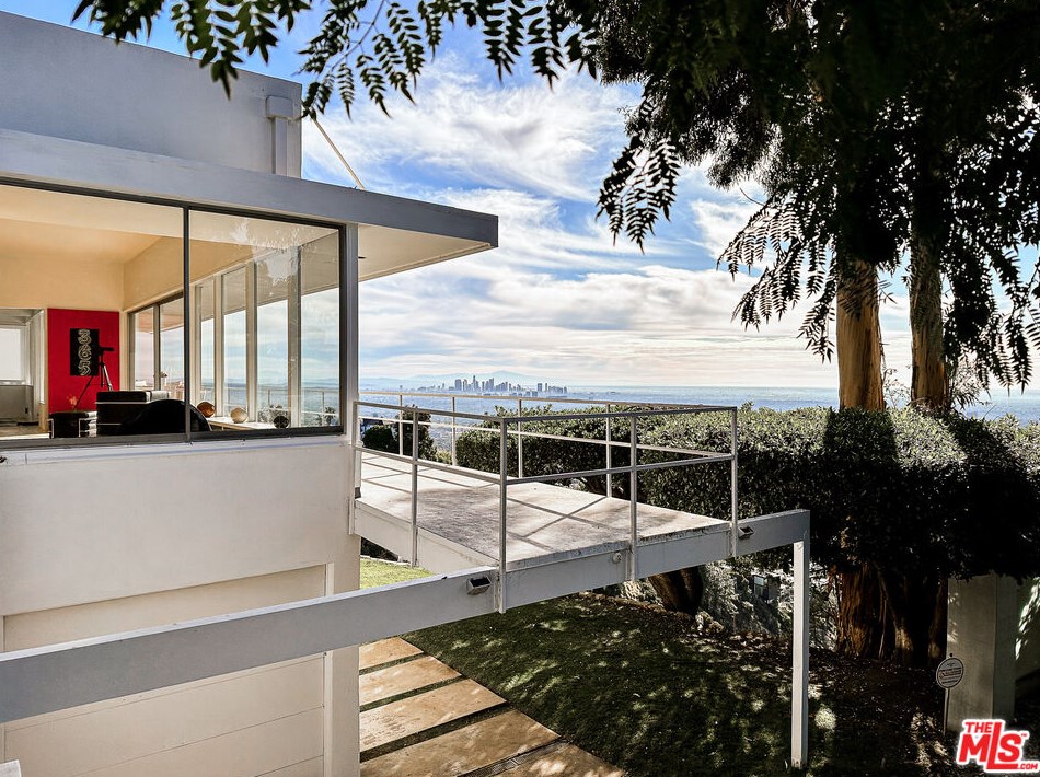 1880 Blue Heights Dr, Los Angeles CA  90069-1302 exterior
