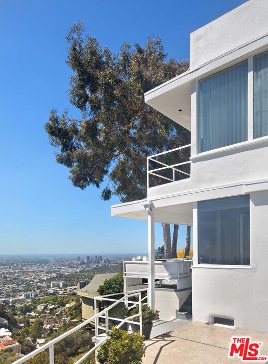 1880 Blue Heights Dr, Los Angeles CA  90069-1302 exterior