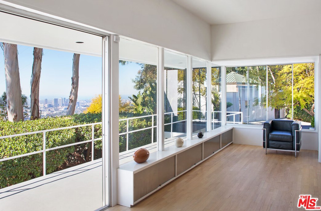 1880 Blue Heights Dr, Los Angeles CA  90069-1302 exterior