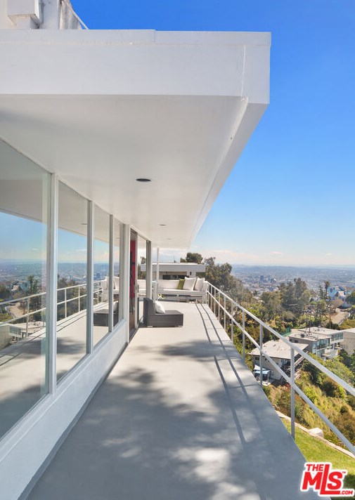1880 Blue Heights Dr, Los Angeles, CA 90069-1302