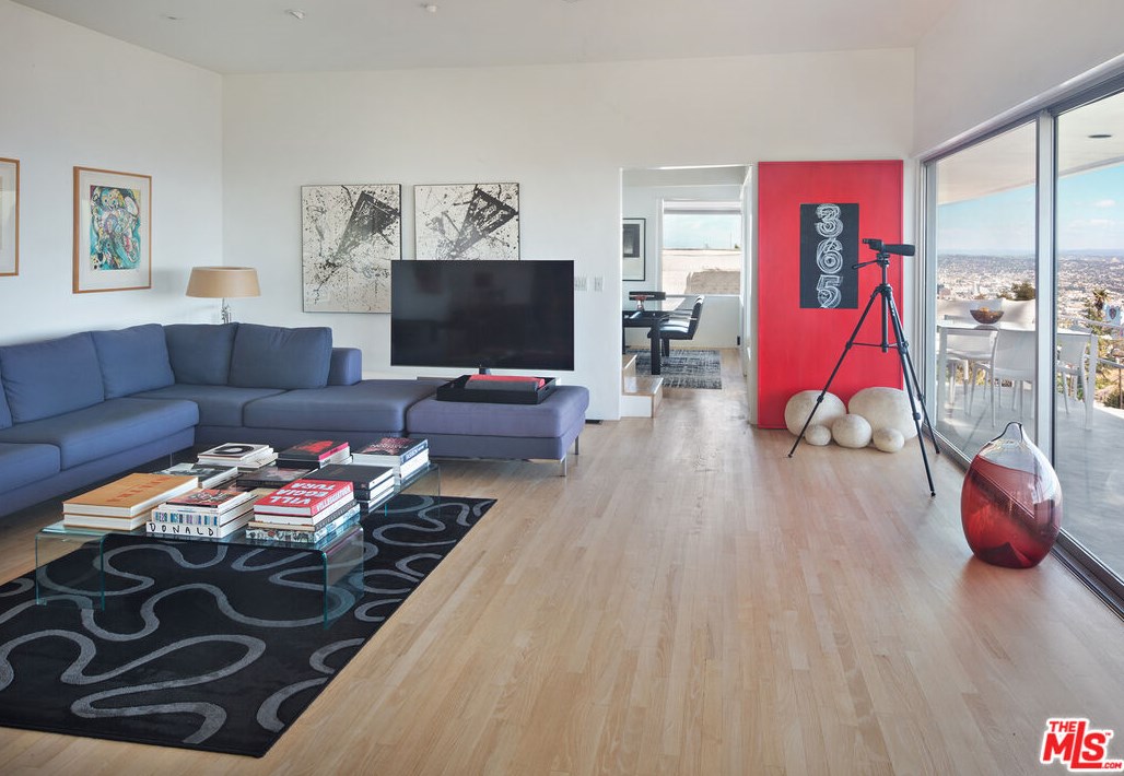 1880 Blue Heights Dr, Los Angeles CA  90069-1302 exterior