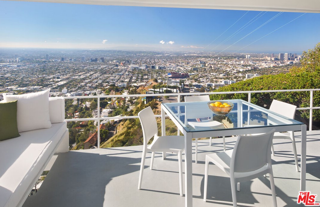 1880 Blue Heights Dr, Los Angeles CA  90069-1302 exterior